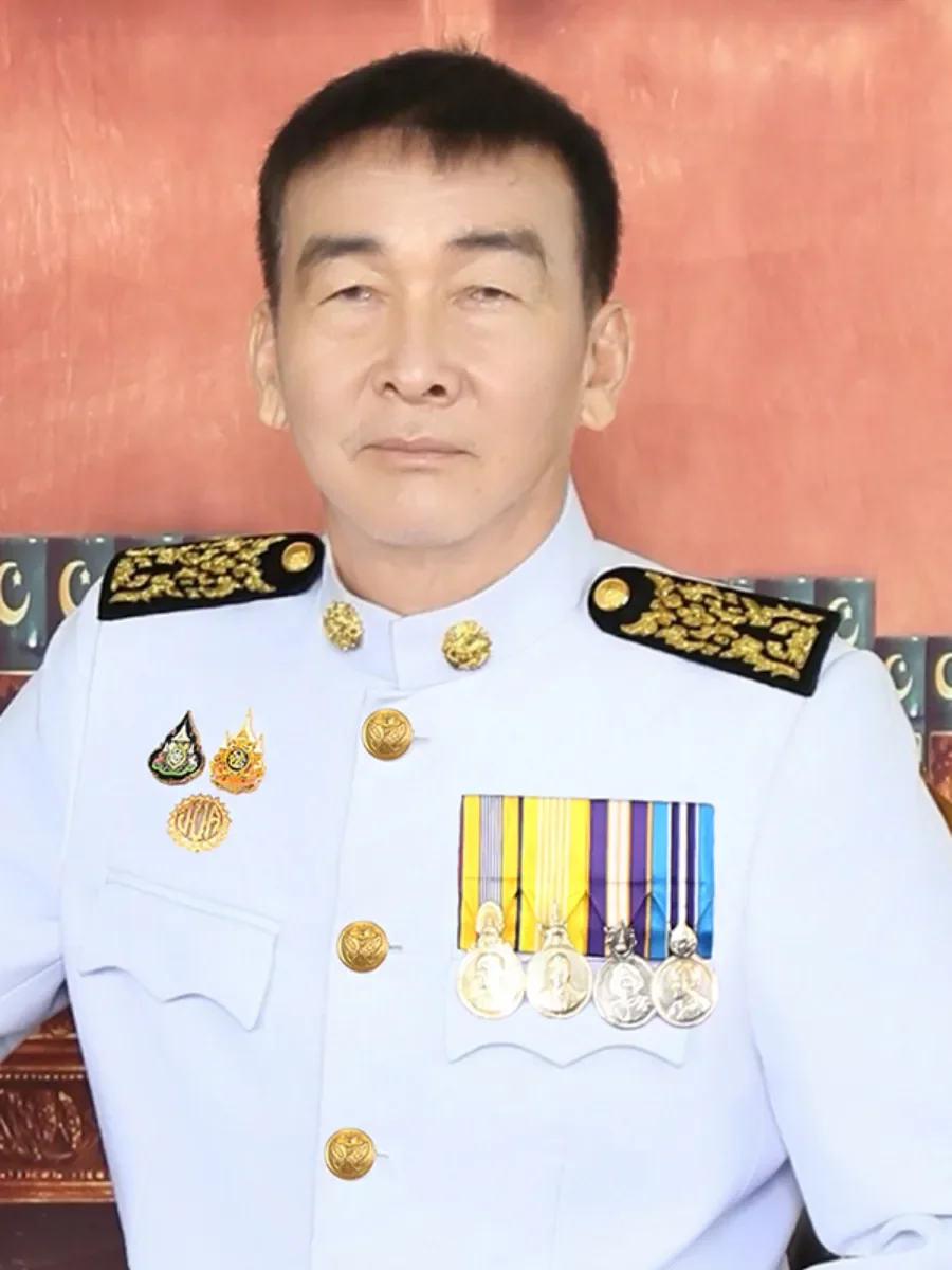 นายเดชา บุญรอด